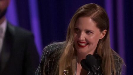 Oscars 2024 : "Anatomie d’une chute" et Justine Triet repartent avec une statuette
          La cérémonie des Oscars 2024 permet à Justine Triet de repartir avec une statuette pour "Anatomie d'une chute" avec l’Oscar du meilleur scénario original.
