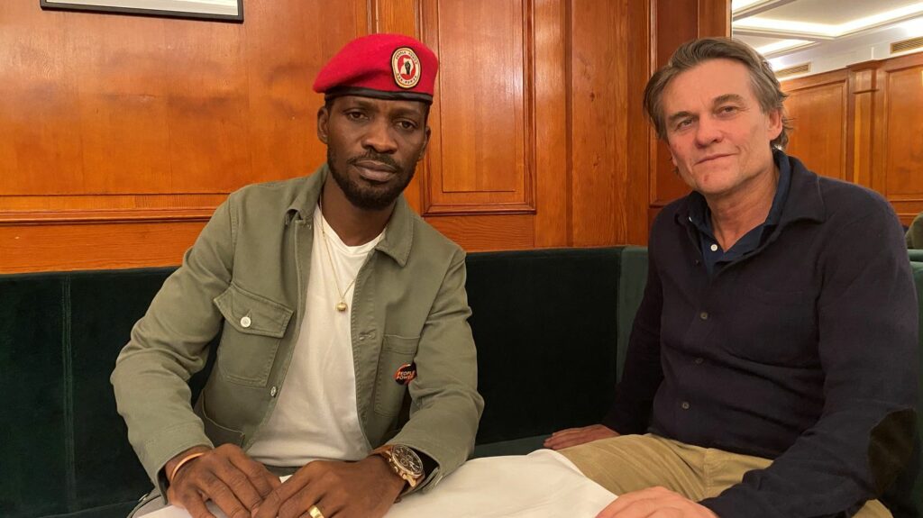 Oscars 2024 : Bobi Wine, musicien et leader de l'opposition ougandaise, à l'affiche de "Bobi Wine : The People's President" : "L'art continue d'être le pilier de notre lutte"
          Bobi Wine avait choisi d'être musicien, il est devenu un homme politique, qui chante et risque sa vie au quotidien dans un pays dirigé d'une main de fer par Yoweri Museveni. Moses Bwayo et Christopher Sharp ont suivi pendant plusieurs années l'artiste. Il est le héros du documentaire "Bobi Wine : The People's President" nommé aux Oscars.
