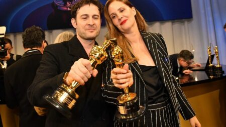 Oscars 2024 : Emmanuel Macron félicite Justine Triet pour sa statuette
          Justine Triet était devenue en mai la troisième réalisatrice de l'histoire à décrocher une Palme d'or et avait profité de la tribune cannoise pour dénoncer le "pouvoir dominateur, de plus en plus décomplexé" du chef de l'État et de son gouvernement.