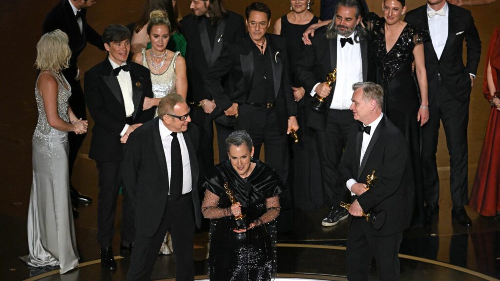 Oscars 2024 : le triomphe d'"Oppenheimer", "Anatomie d'une chute" primé, le show de Ryan Gosling... Ce qu'il faut retenir de la 96e cérémonie
          Le film de Christopher Nolan repart avec sept statuettes dont celle du meilleur film et de la meilleure réalisation. Justine Triet et son compagnon Arthur Harari ont été primés pour le scénario d'"Anatomie d'une chute".