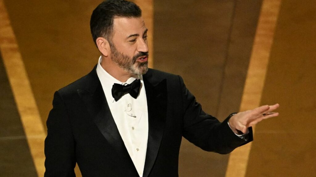 Billie Eilish, Ryan Gosling et une tribu amérindienne... Le spectacle de la cérémonie des Oscars, orchestré par Jimmy Kimmel, se prépare
          La 96e cérémonie des Oscars se déroulera le dimanche 10 mars à Los Angeles. Une soirée, animée par l'humoriste Jimmy Kimmel, qui verra le retour de Ryan Gosling dans le costume de Ken. L'acteur chantera sur scène le titre phare du film "Barbie", nommé pour la meilleure chanson.