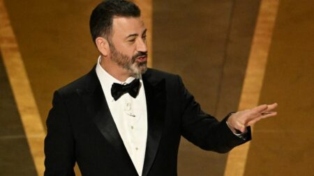 Billie Eilish, Ryan Gosling et une tribu amérindienne... Le spectacle de la cérémonie des Oscars, orchestré par Jimmy Kimmel, se prépare
          La 96e cérémonie des Oscars se déroulera le dimanche 10 mars à Los Angeles. Une soirée, animée par l'humoriste Jimmy Kimmel, qui verra le retour de Ryan Gosling dans le costume de Ken. L'acteur chantera sur scène le titre phare du film "Barbie", nommé pour la meilleure chanson.