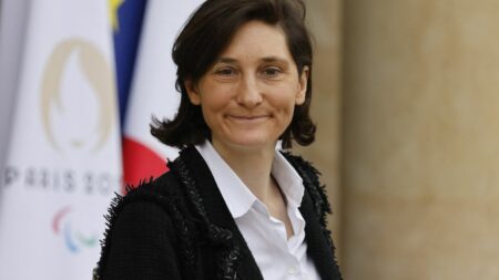 Paris 2024 : La ministre des Sports assure le plongeon dans la Seine pour tous Paris 2024 : "On aura tous à cœur de plonger dans la Seine", assure la ministre des Sports
Emmanuel Macron s'était lui-même engagé fin février à plonger dans la Seine. La baignade sera ouverte à tous à l'été 2025.