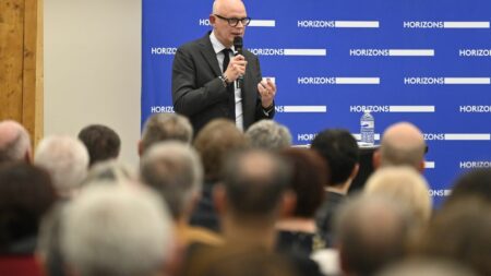 Parti d’Édouard Philippe à l’Assemblée Nationale souhaite adoucir interdiction de cumul des mandats Assemblée nationale : le parti d'Édouard Philippe veut assouplir le non-cumul des mandats
Dix ans tout juste après le vote interdisant le cumul des mandats, les proches d'Édouard Philippe entendent l'assouplir. Ce sera l'objet d'une des propositions de lois du groupe Horizons présentées mardi en vue de la niche parlementaire du 14 mars.