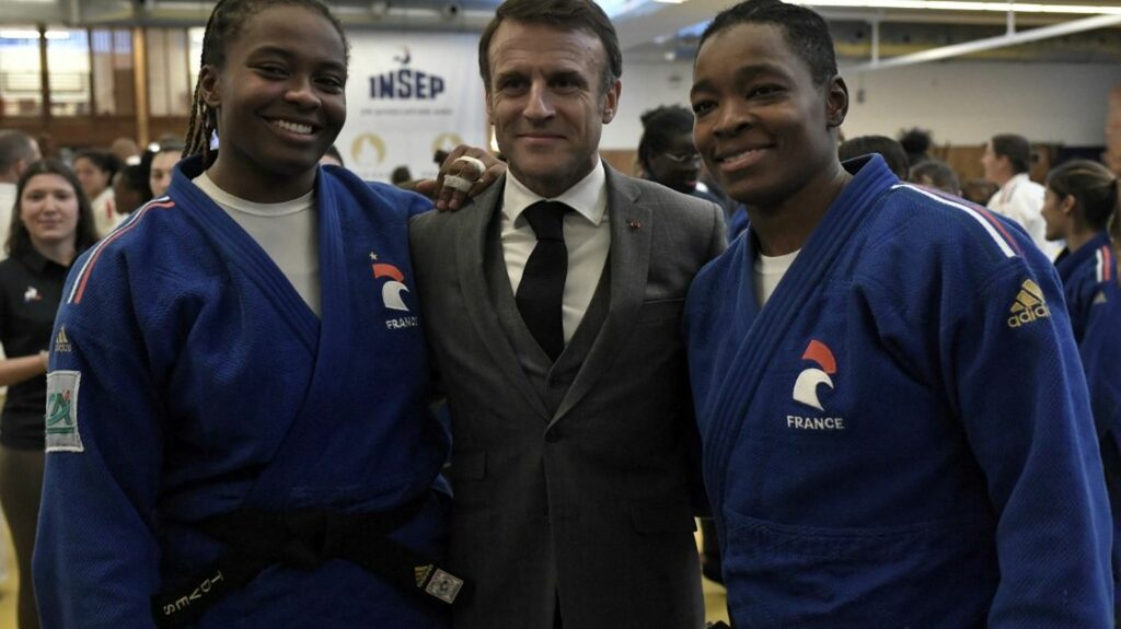 Édito



  

  
  

      

  

  
    Paris 2024 : Emmanuel Macron et le gouvernement peuvent-il miser les JO pour faire oublier le "bad buzz" actuel ?
          Lors de ses vœux Emmanuel Macron pensait notamment aux Jeux olympiques lorsqu'il parlait de 2024 comme une année de "fiertés françaises", mais l'exécutif est surtout actuellement confronté à plusieurs difficultés.