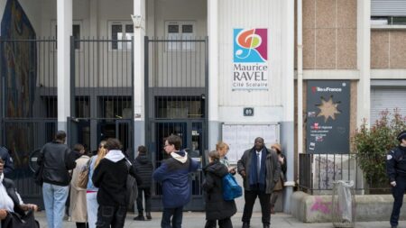 La plainte déposée par une étudiante contre le proviseur du lycée Maurice-Ravel pour "violences", après un incident lié au port du voile, classée sans suite
          La plainte a été classée pour "infraction insuffisamment caractérisée", a précisé le parquet de Paris.