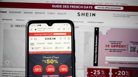 Poids environnemental du textile et de la fast fashion : réunion sur les émissions de gaz et mesures législatives Environnement : quel est le poids du textile et de la fast fashion dans la pollution ?
Christophe Béchu réunit lundi matin l'écosystème de la mode durable, alors que le secteur textile représente 10% des émissions de gaz effets de serre. Plusieurs propositions de loi sont en discussion pour diminuer son impact environnemental.