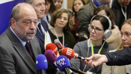 "Cold cases" : deux ans après sa création, le pôle dédié cherche un second souffle pour répondre "à l'espoir" des familles
          Ce pôle unique en son genre, rattaché au tribunal judiciaire de Nanterre, a suscité beaucoup d'attentes. En visite dans les bureaux de cette juridiction, deux ans après son lancement, le ministre de la Justice a annoncé le recrutement prochain de deux nouveaux magistrats, en réponse aux demandes de moyens supplémentaires.