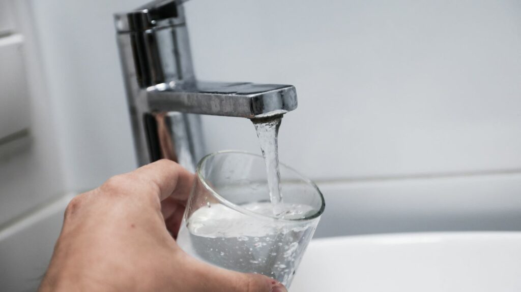 PFAS : des "polluants éternels" retrouvés chez 94% des personnes testées, selon une étude
          Les cheveux de 152 personnes ont été analysés dans le cadre de cette campagne menée par le député écologiste Nicolas Thierry. Des personnalités comme Nagui ou Mélanie Laurent y ont participé.