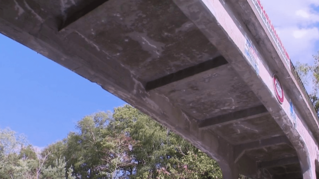 Transport routier : de nombreux ponts en piteux état
          Une arche d'un pont du Gard s'est écroulée sous le poids d'un camion, lundi. S'il est encore trop tôt pour tirer des conclusions sur les causes de l'effondrement, en France, de nombreux ponts sont en mauvais état, d'après un rapport du Sénat publié en 2022.