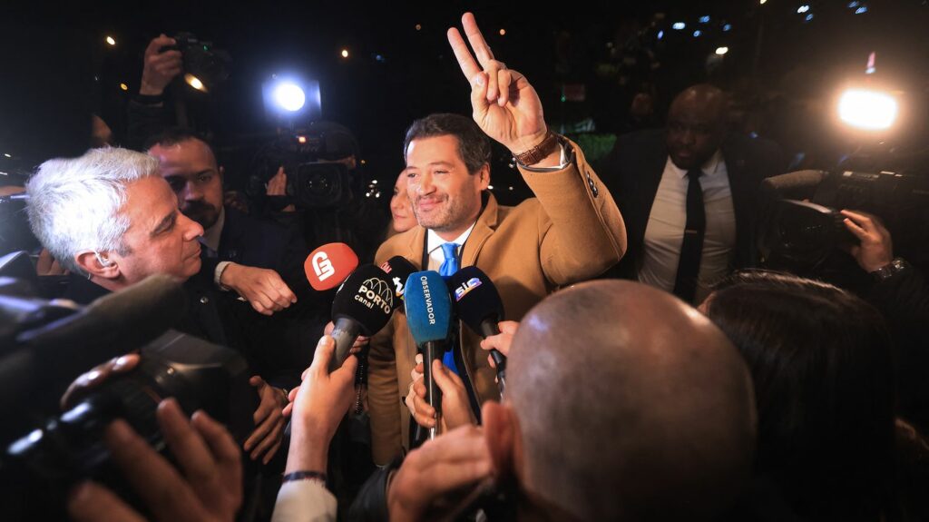 Les élections législatives portugaises voient l’arrivée du parti nationaliste populiste, Chega, dans l’arène politique lusitanienne
          Direction le Portugal, où les récentes élections ont modifié la donne politique. Les nationalistes ont connu une forte poussée. Les précisions de la journaliste et correspondante portugaise à Paris, Anna Navarro-Pedro.