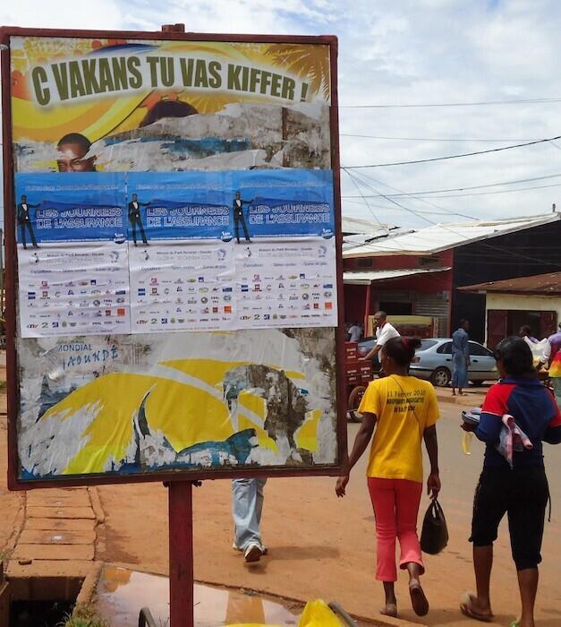 Une affiche à Yaondé, Cameroun, écrite en « camfranglais » – une langue hybride mêlant le français, l'anglais et les langues locales.