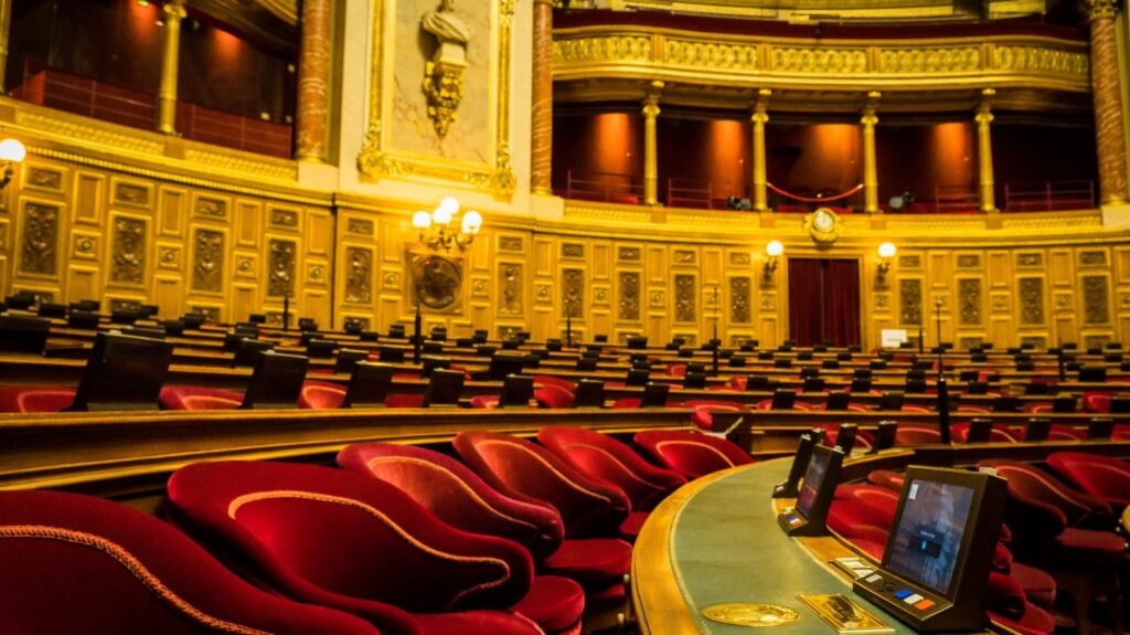 Il manquera "probablement" des candidats aux prochaines élections municipales selon l'association des maires ruraux de France
          La pénurie de candidats aux élections municipales de 2026 pourrait être encore plus forte qu'en 2020, alerte ce mardi Éric Krezel, vice-président de l’Association des maires ruraux de France, sur France Inter.