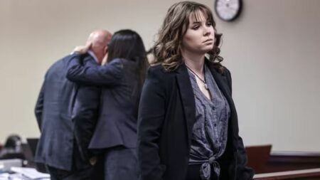Tir mortel sur le film "Rust" : l'armurière Hannah Gutierrez-Reed jugée coupable d'homicide involontaire
          Elle risque jusqu'à 18 mois de prison. Alec Baldwin, star et producteur du film, est également accusé d'homicide involontaire. Son procès devrait avoir lieu en juillet.