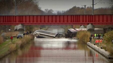 Déraillement d'un train en 2015 : le procès d'une catastrophe oubliée
          Au lendemain des attentats du 13-Novembre, l'actualité s'est peu intéressée au déraillement d'un TGV d'essai en Alsace, durant lequel 11 personnes ont été tuées, et 42 autres blessées. Le procès s'est ouvert à Paris, lundi 4 mars.