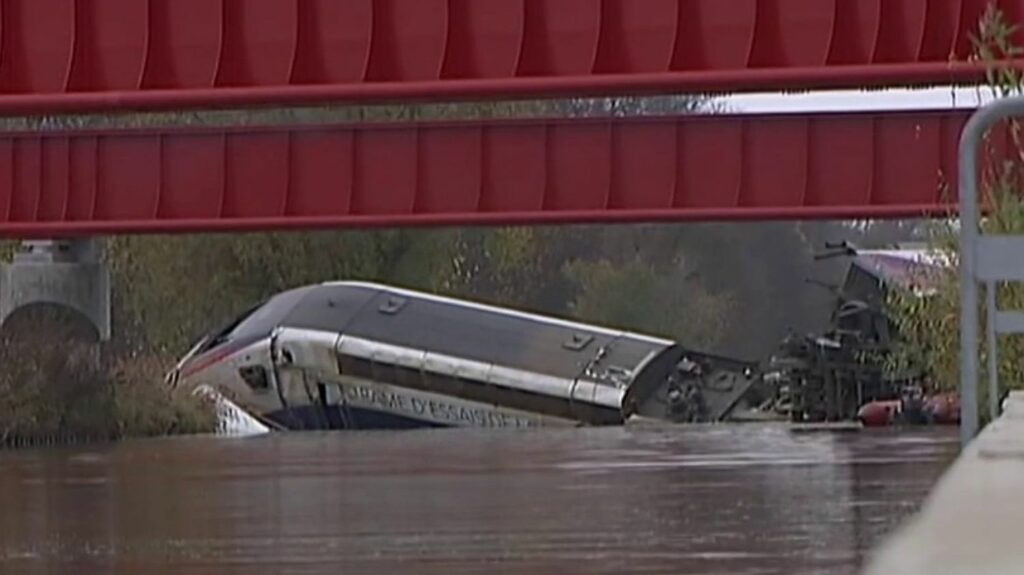 Accident mortel du TGV Est : le procès s'ouvre lundi, plus de huit ans après le déraillement
          Le 14 novembre 2015, un TGV d'essai a déraillé près de Strasbourg, dans le Bas-Rhin, faisant 11 morts et 42 blessés. Plus de huit ans après le drame, le procès s'ouvre lundi 4 mars et doit durer jusqu'au 16 mai.