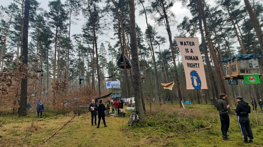 Reportage



  

  
  

      

  

  
    "On ne se laissera pas déloger" : en Allemagne, un projet d’agrandissement d'une usine Tesla provoque la colère de militants écologistes
          En Allemagne, une centaine d’activistes occupent depuis la fin de semaine une forêt, à une quarantaine de kilomètres de Berlin, pour empêcher l’extension de l’usine déjà géante de Tesla, le groupe de construction automobile d’Elon Musk.