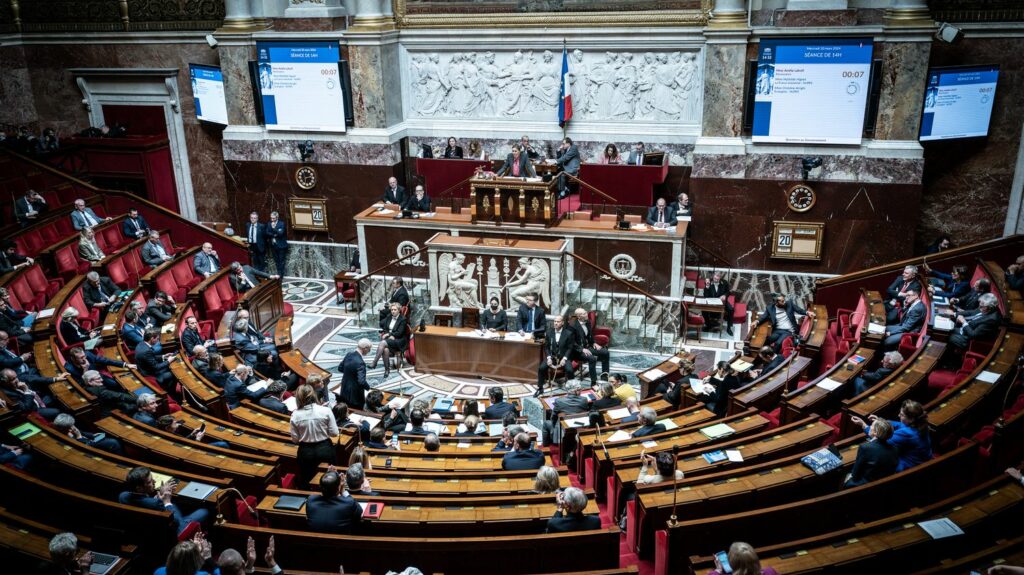 Dérives sectaires : l'Assemblée nationale adopte le projet de loi en nouvelle lecture
          Les députés se sont divisés sur l'un des principaux articles du texte, contre l'incitation à l'abstention thérapeutique. Les débats vont se poursuivre au Sénat, début avril.
