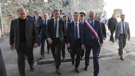 Édito



  

  
  

      

  

  
    Autonomie de la Corse : une promesse semée d'embûches pour le gouvernement
          L’exécutif presse les élus corses de s’entendre sur un projet de révision constitutionnelle proposant l'autonomie pour l'île, mais il se heurte au Sénat qui met des limites.