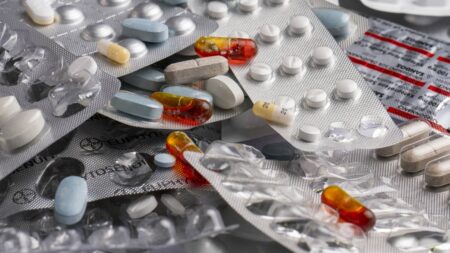 Assemblée nationale : la proposition de loi contre les pénuries de médicaments adoptée à l'unanimité
          Le texte, qui doit encore être examiné par le Sénat, vise notamment à "renforcer les obligations" faites aux industriels de constituer des stocks, en inscrivant des planchers dans la loi, et en alourdissant des sanctions.