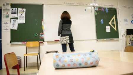 Édito



  

  
  

      

  

  
    Laïcité à l'école : les propositions du Sénat pour mieux protéger les professeurs
          Une commission d'enquête sénatoriale a présenté mercredi un rapport qui formule des recommandations pour renforcer le respect de la laïcité à l'école. Pour les sénateurs, l'État doit davantage aider, accompagner et former les enseignants.