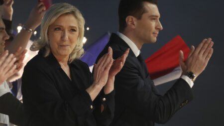 RN leader des intentions de vote pour les élections européennes malgré des contradictions Édito
Les contradictions européennes du RN
À moins de trois mois des élections européennes de juin, le RN caracole en tête des intentions de vote, mais son programme est parfois difficilement compréhensible.