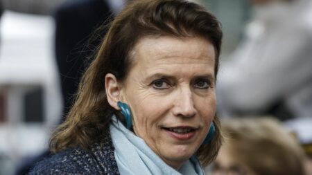 La Défenseure des droits s'inquiète d'une "banalisation des atteintes aux droits" dans son rapport annuel
          Le nombre de réclamations auprès de cette autorité indépendante est en hausse de 10% en 2023. Elles concernent principalement les relations avec les services publics.