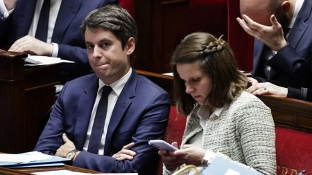 Réforme assurance-chômage: Inquiétudes après annonce de G. Attal sur réduction durée d’indemnisation "C'est d'une grande brutalité" : interrogations dans la majorité après les annonces de Gabriel Attal sur la réforme de l'assurance-chômage
En remettant sur la table une réduction de la durée d'indemnisation des chômeurs, le Premier ministre a fait réagir les partenaires sociaux, les oppositions politiques... et dans son propre camp.