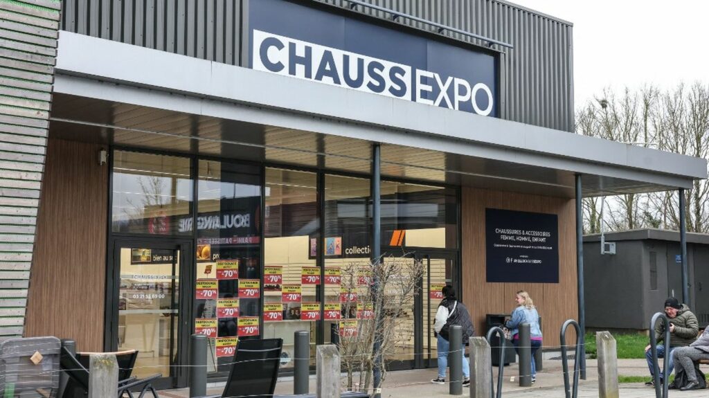 Liquidation de Chaussexpo : le tribunal de commerce de Lille valide la reprise de 239 emplois et 74 magasins
          Dans le détail, Chaussea reprendra 71 boutiques, Chloé Diffusion deux et GDC une. En revanche, plus de 100 magasins fermeront définitivement vendredi soir.