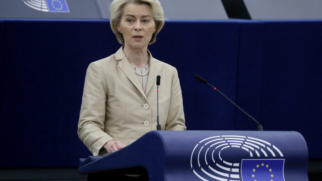Commission européenne : les Républicains s'opposent à un nouveau mandat d'Ursula von der Leyen
          Lors du congrès du Parti Populaire Européen (PPE), qui rassemble les partis de droite, dès mercredi à Bucarest en Roumanie, Ursula von der Leyen ne pourra pas compter sur les voix de LR pour obtenir un deuxième mandat à la tête de la Commission européenne.