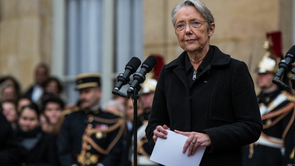 Journée internationale des droits des femmes : Elisabeth Borne dénonce un "sexisme insidieux" en politique
          "Vous êtes en permanence comparée à des codes masculins", a déclaré l'ancienne Première ministre, sur RTL, vendredi.