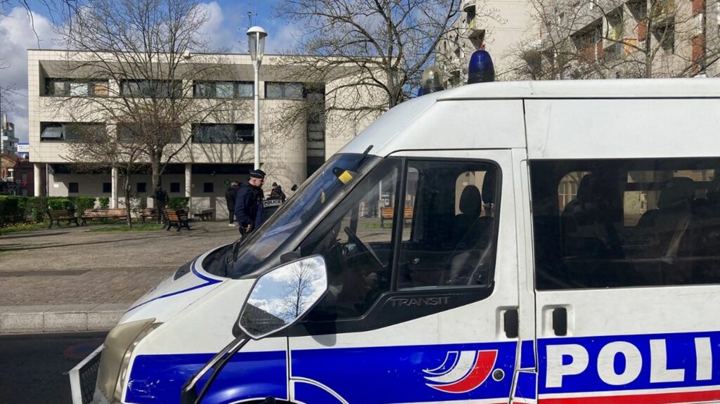 Édito



  

  
  

      

  

  
    Attaque du commissariat de La Courneuve : le gouvernement face au spectre de nouvelles émeutes dans les banlieues
          Le commissariat de La Courneuve (Seine-Saint-Denis) a été ciblé dimanche soir par d'importants tirs de mortiers d'artifice et de projectiles, quatre jours après la mort d'un jeune de la ville lors d'une course-poursuite avec la police.