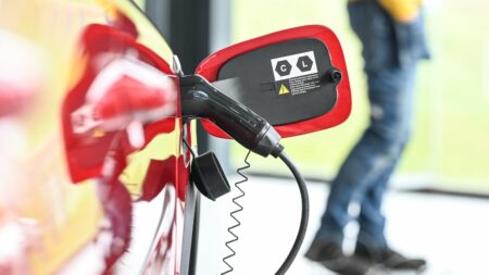 Start-up Buzze ambitionne d’être l’Airbnb de la recharge de voitures électriques Voitures électriques : Buzze, la start-up américaine qui veut être l'Airbnb de la recharge
Buzze propose de mettre en relation les automobilistes pour leur permettre d'utiliser les chargeurs des autres. Une solution pour ceux qui n'ont pas la place ou les moyens d'en installer un chez eux, et une source de revenus pour les autres.