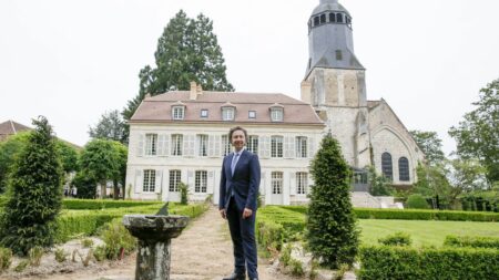 L'animateur Stéphane Bern élu conseiller municipal dans son village d'Eure-et-Loir
          Le présentateur de l'émission "Secrets d'Histoire" entend mettre sa notoriété au service de ce petit village du Perche dans lequel il a beaucoup investi.