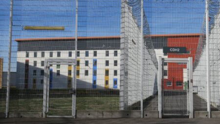 Seine-et-Marne : six surveillants du centre pénitentiaire de Réau placés en garde à vue pour différents trafics
          Ils sont soupçonnés d'avoir participé à faire entrer des téléphones portables, des bouteilles d'alcool ou des produits stupéfiants.