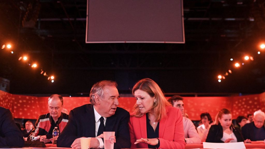 Déficit public : "la tentation" d'une taxation des superprofits fait son chemin au sein de la majorité
          Après les prises de position de François Bayrou et de Yaël Braun-Pivet, l'exécutif s'interroge sur cette piste afin d'augmenter les recettes de l'Etat. Mais le parti d'Emmanuel Macron reste divisé sur la question.