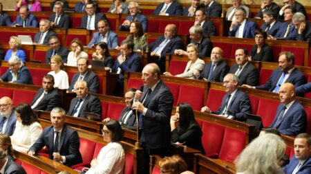 Tensions entre Renaissance et Horizons affectent la majorité présidentielle, députés Edouard Philippe en contrôle Des tensions entre Renaissance et Horizons : "Ça se crispe" dans la majorité présidentielle
Les députés du parti d'Edouard Philippe ont la main sur l’ordre du jour de l’Assemblée, jeudi, alors que les relations sont tendues entre les groupes Renaissance et Horizons