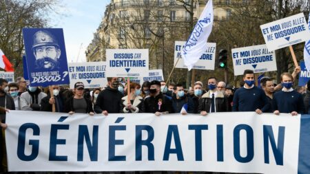 Treize anciens membres de Génération identitaire interpellés, soupçonnés d'avoir reconstitué illégalement un groupe d'ultradroite
          Le groupe avait été dissous en 2021. Les personnes interpellées sont soupçonnées d'avoir reconstitué illégalement un nouvelle association d'ultradroite.