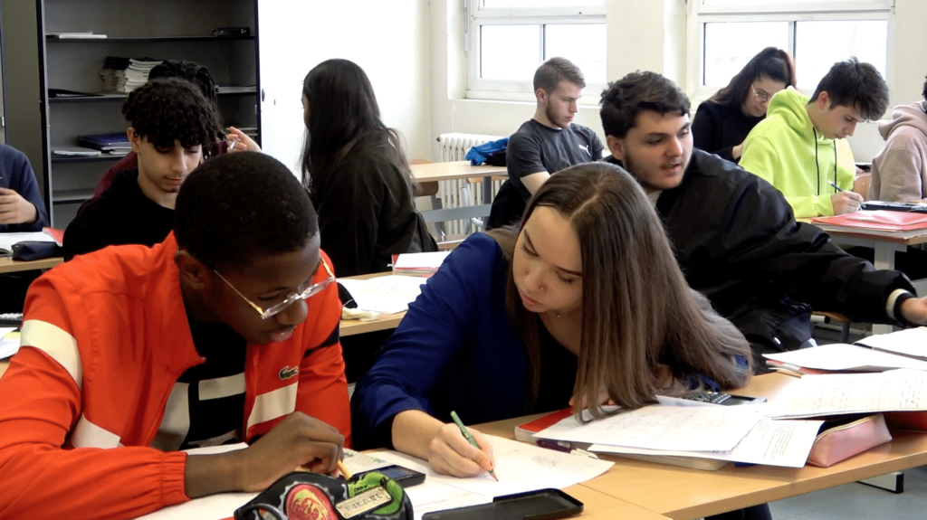 "Le monde est à eux" : un an dans une classe de terminale de banlieue avec des élèves entraînés comme des athlètes de haut niveau
          Dans ce lycée de la banlieue parisienne, la classe de terminale de Monsieur Fontanieu obtient chaque année 100% de réussite au bac.