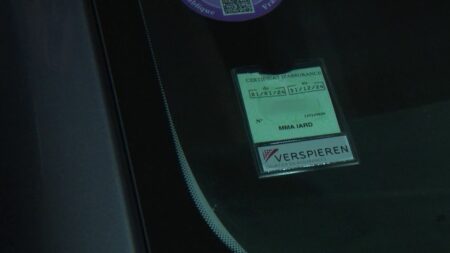 Assurance auto : la vignette verte va disparaître le 1er avril
          C’est bientôt la fin de la vignette verte qu'on appose sur le pare-brise. Après 38 ans de bons et loyaux services, elle disparaîtra à partir du 1er avril.
