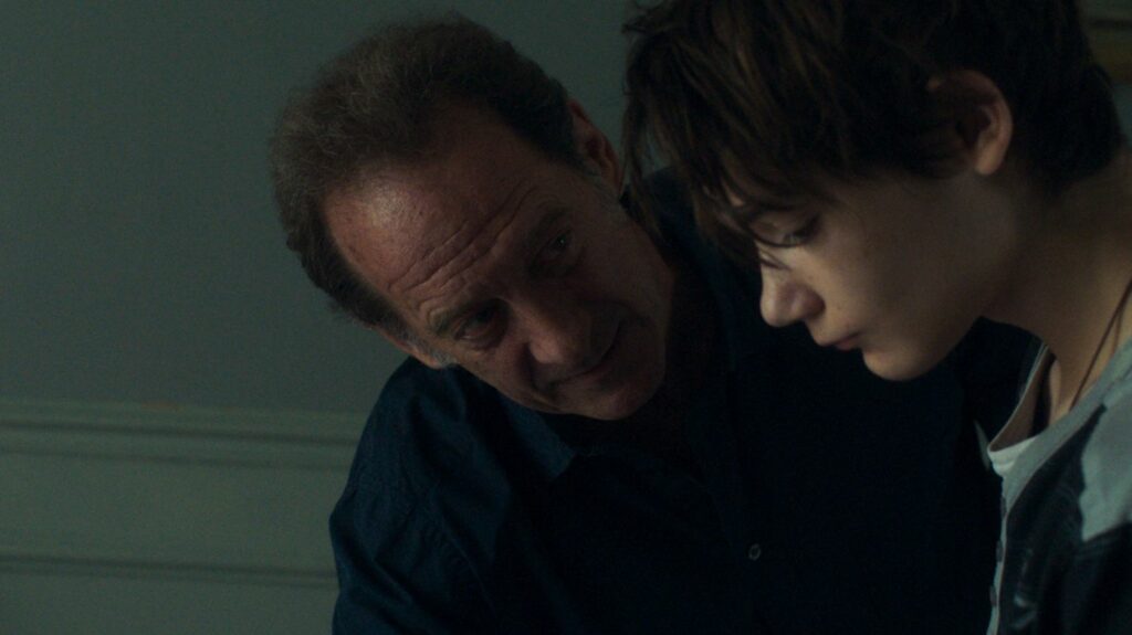 "Comme un fils" : Vincent Lindon dans le rôle d'un professeur de français en dépression sauvé par un jeune Rom
          Avec ce nouveau long-métrage humaniste, Nicolas Boukhrief fait le récit bouleversant d'une rencontre entre deux âmes endeuillées, d'un côté un professeur esseulé et désabusé, de l'autre un enfant roumain exploité et maltraité.