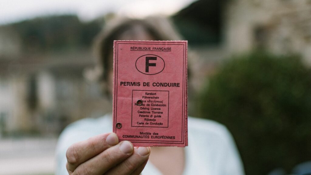 Permis de conduire : les députés européens rejettent l'idée d'une visite médicale obligatoire tous les 15 ans
          Cette mesure était défendue par l'eurodéputée écologiste Karima Delli, mais elle ne fait pas partie de la réforme adoptée au Parlement européen.