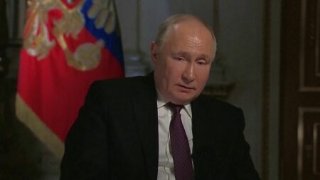 Vladimir Poutine prêt pour guerre nucléaire en Ukraine suite aux propos d’Emmanuel Macron Guerre en Ukraine : Vladimir Poutine réagit aux propos d’Emmanuel Macron concernant la Russie
La Russie est prête pour une guerre nucléaire, a assuré Vladimir Poutine. C'est ce qu'il a déclaré dans une interview à des médias russes. Le ton monte encore un peu plus avec la France.