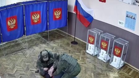 Vladimir Poutine ultra-favori lors des incidents du 1er jour de présidentielle russe Présidentielle en Russie : plusieurs incidents lors du premier jour de vote
Vendredi 15 mars, les élections présidentielles russes ont commencé. Ultra-favori à sa propre succession, Vladimir Poutine espère atteindre 80 % des suffrages