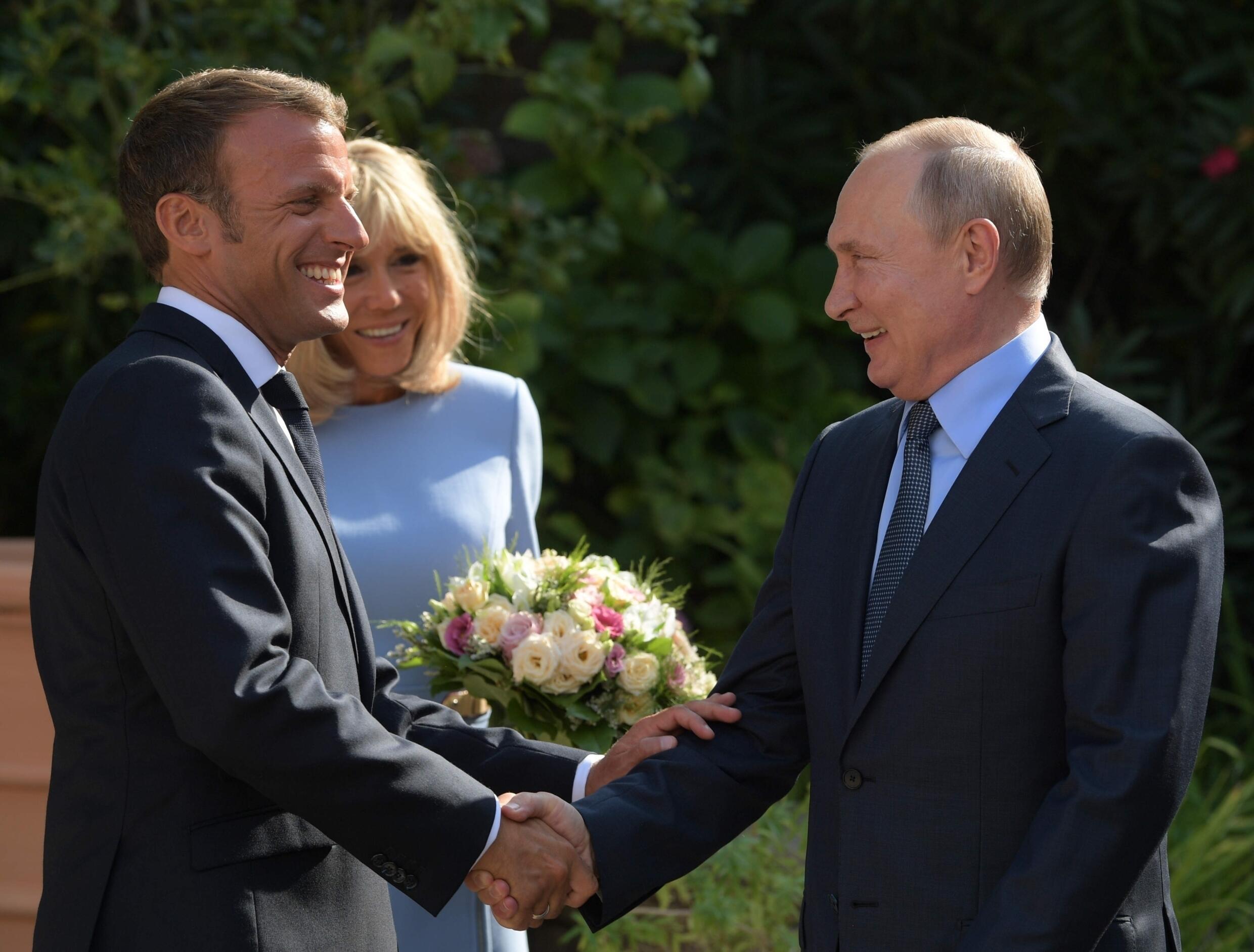 Tout sourire et toutes possibilités en août 2019 alors que le président Macron et son épouse Brigitte accueillent chaleureusement Vladimir Poutine.