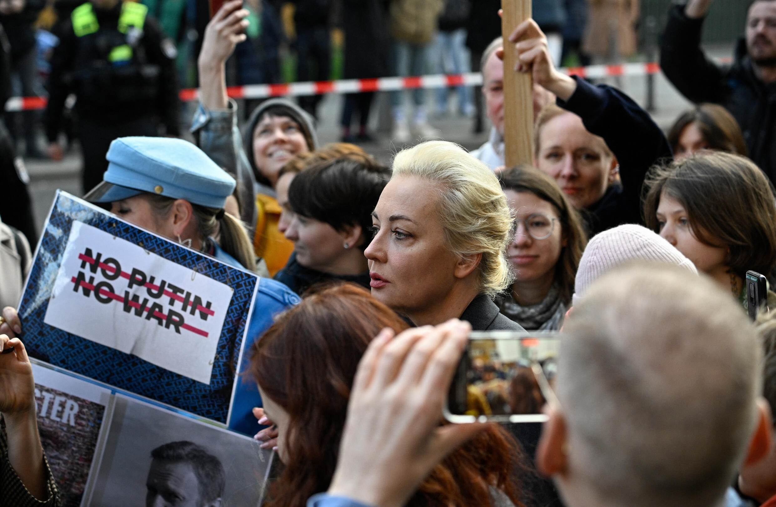 Ioulia Navalnaïa, veuve du défunt chef de l'opposition du Kremlin, Alexeï Navalny, lors d'un rassemblement près de l'ambassade de Russie à Berlin, où les électeurs faisaient la queue pour voter à l'élection présidentielle russe du 17 mars 2024.