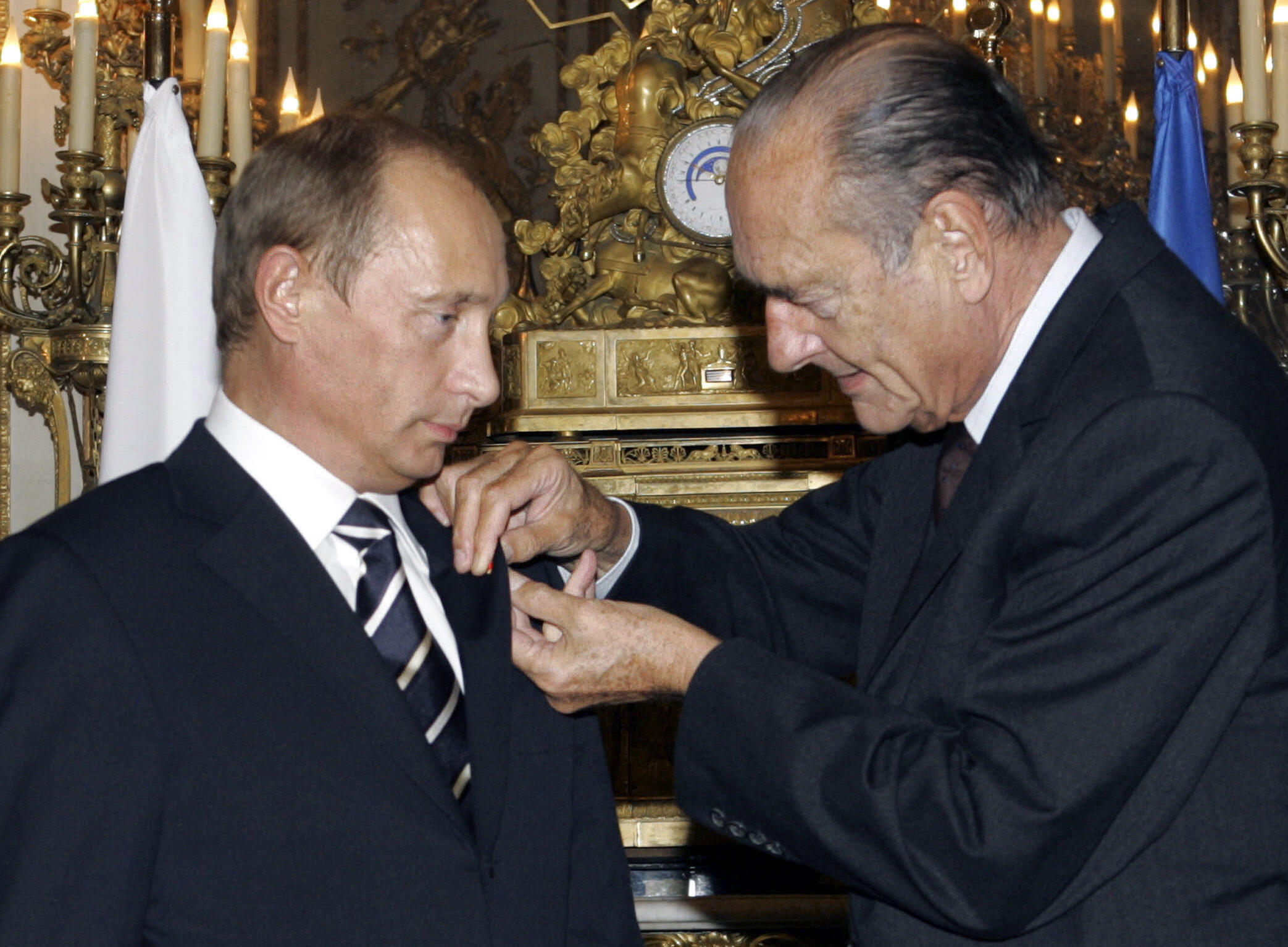 Le président Jacques Chirac remet la Légion d'honneur à Vladimir Poutine à l'Elysée en septembre 2006.