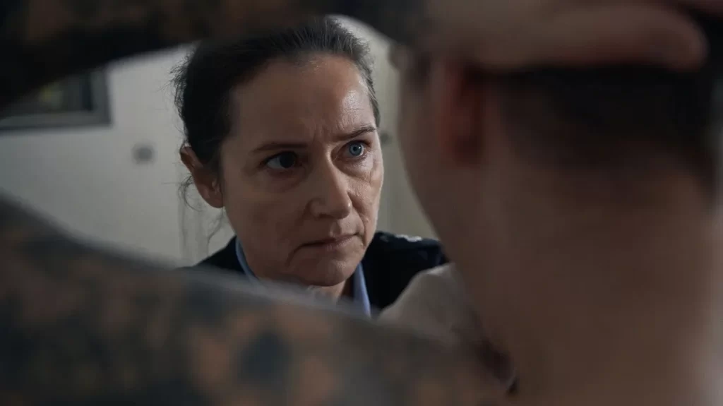 Festival du film policier de Reims : Sidse Babett Knudsen impressionnante dans "Sons", le thriller oppressant de Gustav Möller
          Le réalisateur danois revient avec un film puissant dans le milieu carcéral qui explore la vengeance, le pardon et la rédemption. "Sons" est un voyage étouffant, un film physique.