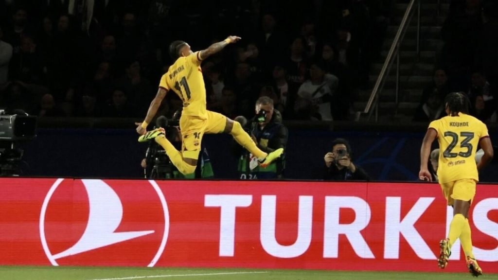 Le doublé de Raphinha donne à Barcelone un léger avantage sur le PSG en Ligue des Champions