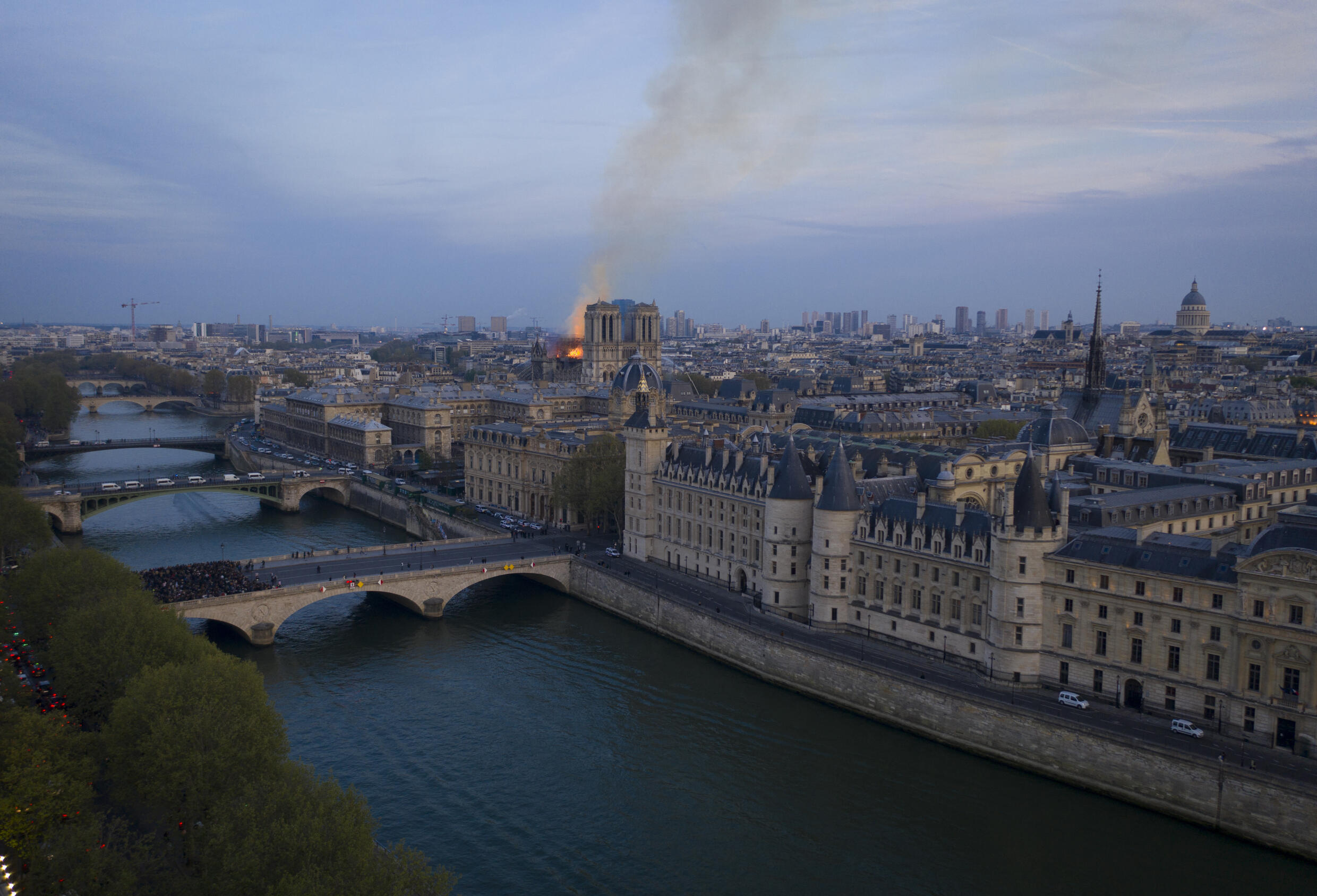 Flammes et fumée vues depuis le toit de la cathédrale Notre-Dame de Paris le 15 avril 2019.